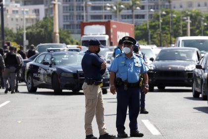 Vista de unos agentes de la policía en San Juan (Puerto Rico). Imagen de archivo. EFE/ Thais Llorca