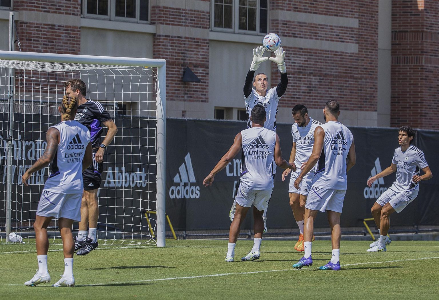 Jugadores del Real Madrid durante un entrenamiento en las instalaciones de la Universidad de California Los Ángeles (UCLA), hoy en Los Ángeles, California (EE. UU). EFE/Javier Rojas