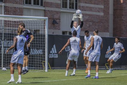 Jugadores del Real Madrid durante un entrenamiento en las instalaciones de la Universidad de California Los Ángeles (UCLA), hoy en Los Ángeles, California (EE. UU). EFE/Javier Rojas