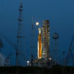 Fotografía del 14 de junio de 2022, cedida por la NASA, donde se aprecia la luna llena detrás del cohete del Sistema de lanzamiento espacial (SLS) Artemis I que lleva en lo alto la nave espacial Orion, en el Complejo de Lanzamiento 39B del Centro Espacial Kennedy, en Merritt Island, Florida (EE.UU.). EFE/ NASA/ SÓLO USO EDITORIAL/SÓLO DISPONIBLE PARA ILUSTRAR LA NOTICIA QUE ACOMPAÑA (CRÉDITO OBLIGATORIO)