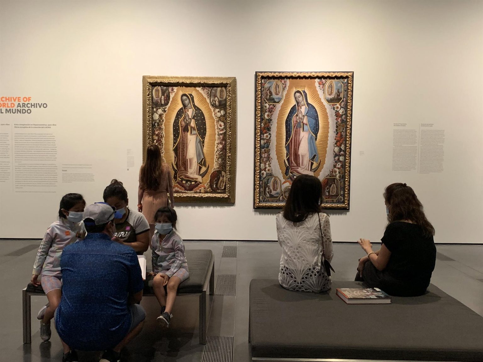 Unas personas observan el 17 de junio de 2022, dos versiones de la "Virgen de Guadalupe", una realizada en 1691 por Antonio Arellano (i) y la otra en 1720 por Antonio Torres (d) exhibidas en la exposición "Archivos del Mundo" en el Museo de Arte del Condado de Los Ángeles (LACMA) en Los Ángeles, California. EFE/Javier Romualdo