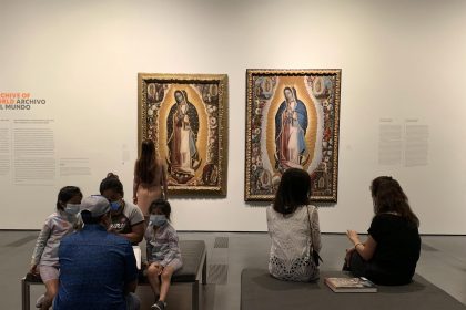 Unas personas observan el 17 de junio de 2022, dos versiones de la "Virgen de Guadalupe", una realizada en 1691 por Antonio Arellano (i) y la otra en 1720 por Antonio Torres (d) exhibidas en la exposición "Archivos del Mundo" en el Museo de Arte del Condado de Los Ángeles (LACMA) en Los Ángeles, California. EFE/Javier Romualdo