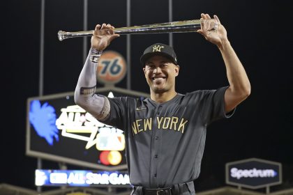 Giancarlo Stanton, de los Yankees de Nueva York, de la Liga Americana, posa con el trofeo de Jugador Más Valioso de Ted Williams después del juego de béisbol MLB All-Star contra la Liga Nacional durante el juego All-Star de la Major League Baseball (MLB) de 2022 en el Dodger Stadium de Los Ángeles, California, EE.UU. EFE/EPA/CAROLINE BREHMAN