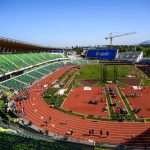 Atletas reconocen las pistas del estadio Hayward Field, sede de los Mundiales de Atletismo, en Eugene, Oregón (Estados Unidos), este 14 de julio de 2022. EFE/EPA/Jean-Christophe Bott