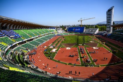 Atletas reconocen las pistas del estadio Hayward Field, sede de los Mundiales de Atletismo, en Eugene, Oregón (Estados Unidos), este 14 de julio de 2022. EFE/EPA/Jean-Christophe Bott