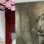 Fotografía de un indio exhibida en la exposición "This Is Not America's Flag" ("Esta no es la bandera de Estados Unidos") hoy, en la sede del museo The Broad en Los Ángeles (Estados Unidos). EFE/ Guillermo Azábal