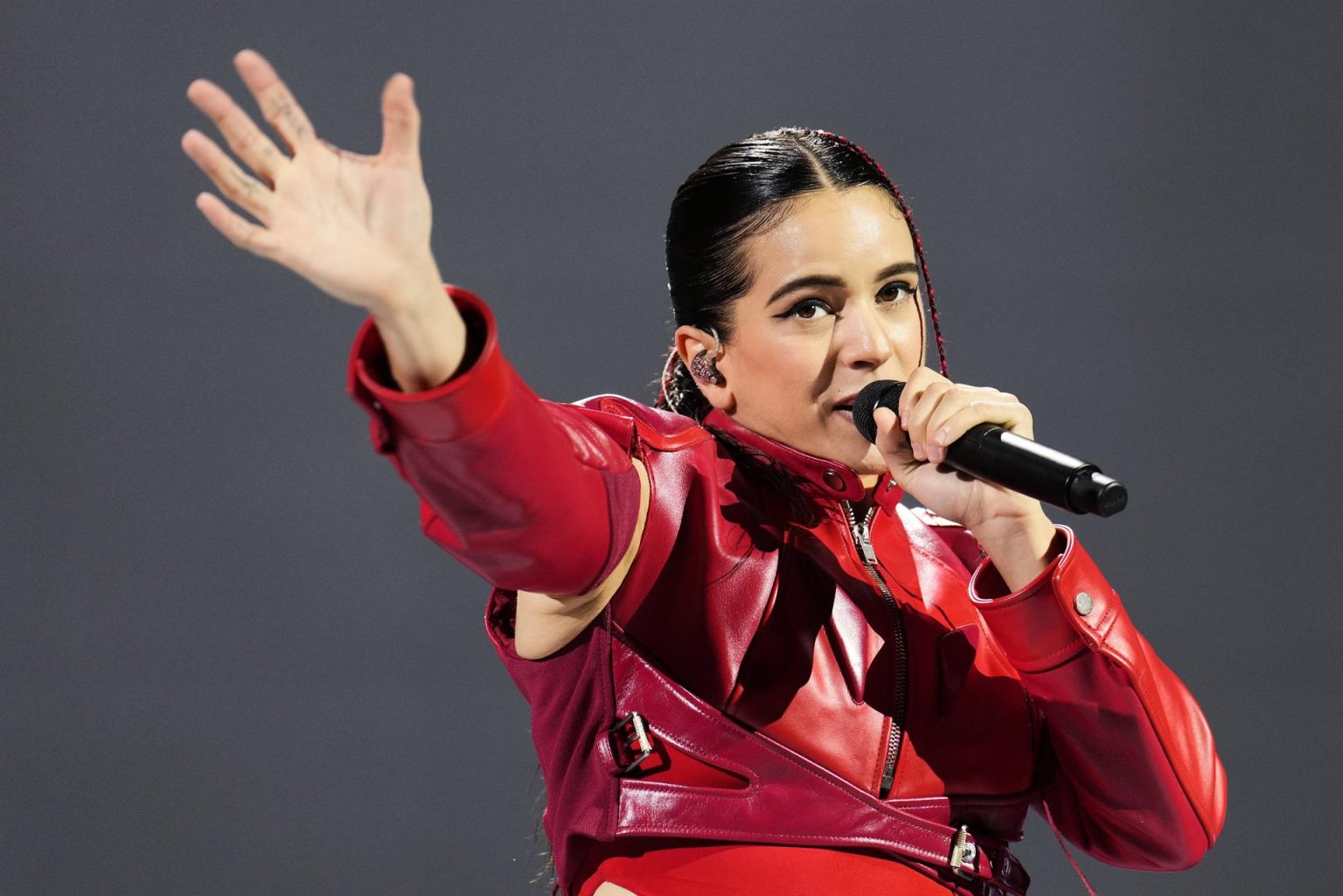 La cantante Rosalía durante el concierto de su gira Motomami World Tour en el Palau Sant Jordi, en Barcelona. EFE/Alejandro García