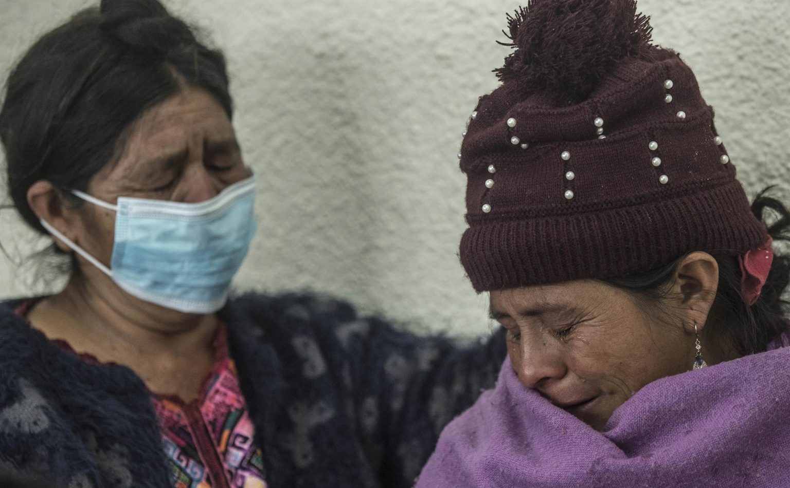 Fotografía de archivo de Magdalena Tepaz (der.), madre de uno de los migrantes fallecidos en el contenedor en San Antonio Texas Estados Unidos. EFE/Esteban Biba