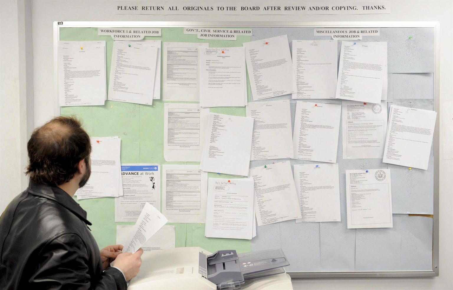 Fotografía de archivo de un hombre que busca trabajo en un tablón de anuncios del centro de desempleo Workforce1 Career Center en Brooklyn, Nueva York, EEUU. EFE/Justin Lane