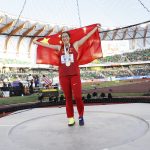 La medallista de oro Bin Feng de China posa para fotos con su medalla y bandera nacional después de la final de lanzamiento de disco femenino, durante el Campeonato Mundial de Atletismo Oregon, en Hayward Field, Estados Unidos. EFE/EPA/Robert Ghement