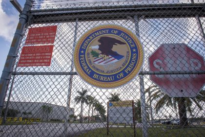 Fotografía de archivo de una vista de la entrada de la Institución Correccional Federal (FCI) de Miami, Florida. EFE/Giorgio Viera