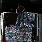 Trabajadores recolectan botellas de plástico en una recicladora, el 2 de julio de 2022, en el municipio de Tlalnepantla en el Estado de México (México). EFE/Alex Cruz