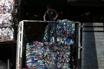 Trabajadores recolectan botellas de plástico en una recicladora, el 2 de julio de 2022, en el municipio de Tlalnepantla en el Estado de México (México). EFE/Alex Cruz