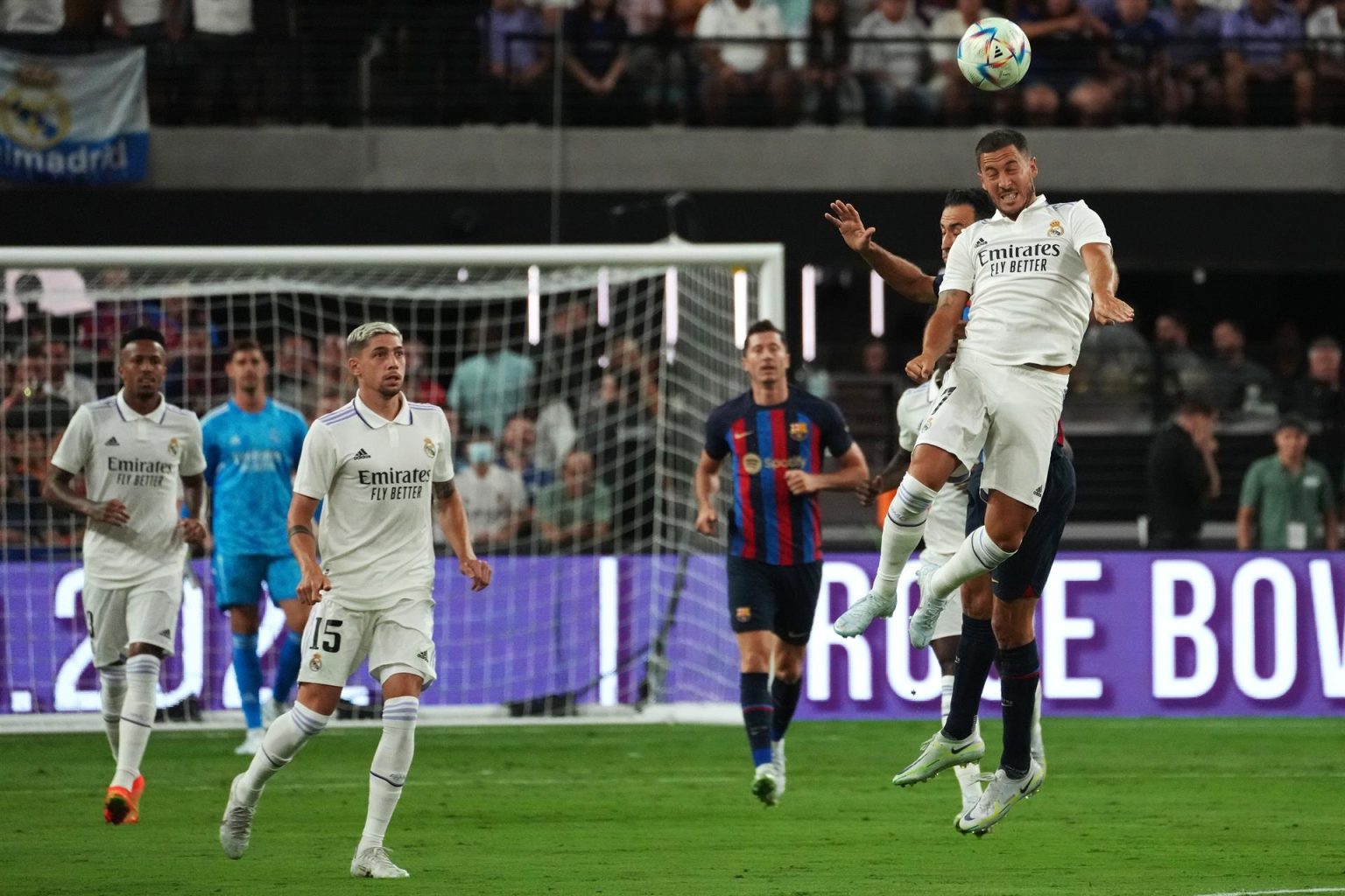 El belga Eden Hazard (d) del Real Madrid en acción frente al FC Barcelona en el Allegiant Stadium, en Las Vegas, Nevada (EE.UU.), este 23 de julio de 2022. EFE/EPA/Joe Buglewic