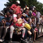 Migrantes centroamericanos viajan en camiones durante su caravana hacia el norte de México en el municipio de Jesús Carranza, en el estado de Veracruz (México). Imagen de archivo. EFE/Ángel Hernández