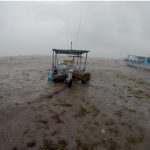 Fotografía de archivo de pescadores que aseguran sus barcas debido al paso de una tormenta tropical. EFE/ Alonso Cupul