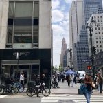 Varias personas caminan frente a un edificio con oficinas en el centro de la ciudad de Nueva York (EE.UU.). Imagen de archivo. EFE/ Mario Villar
