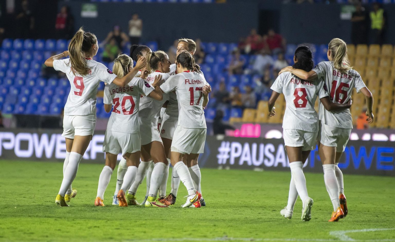 Jugadoras de la selección femenil de Canadá festejan una anotación en el estadio Universitario de la Universidad Autónoma de Nuevo León BBVA, en Monterrey (México). EFE/Miguel Sierra.