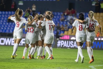 Jugadoras de la selección femenil de Canadá festejan una anotación en el estadio Universitario de la Universidad Autónoma de Nuevo León BBVA, en Monterrey (México). EFE/Miguel Sierra.