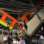 Imagen de archivo que muestra a personal de rescate, busca a heridos, al colapsar los vagones del metro en la Ciudad de México (México).EFE/Sáshenka Gutiérrez