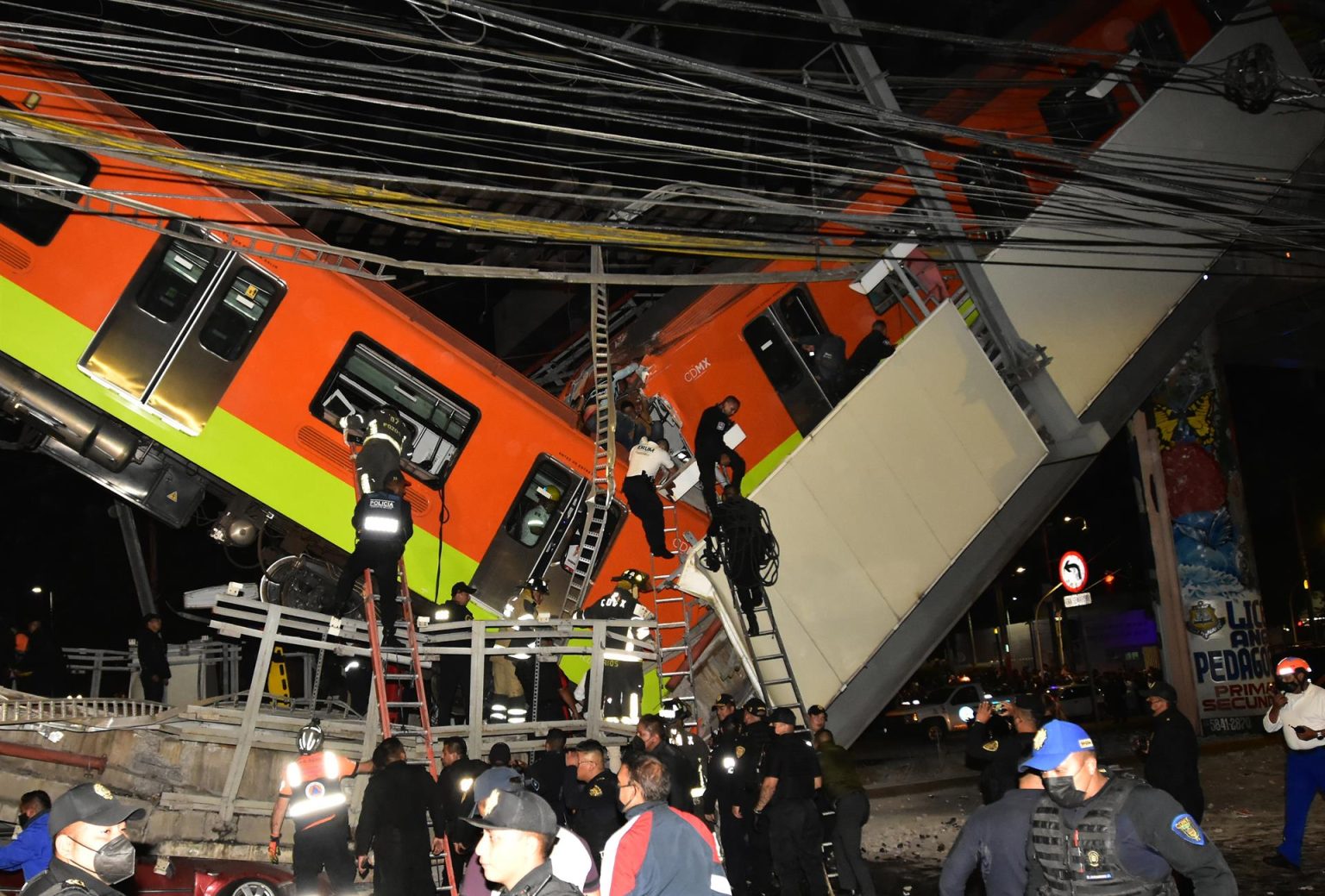 Imagen de archivo que muestra a personal de rescate, busca a heridos, al colapsar los vagones del metro en la Ciudad de México (México).EFE/Sáshenka Gutiérrez