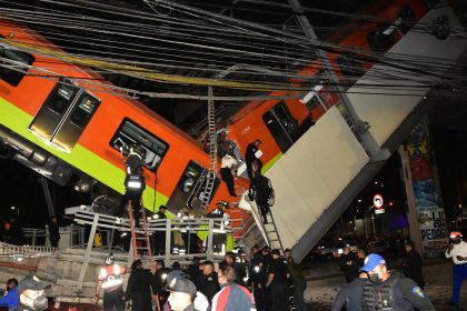 Imagen de archivo que muestra a personal de rescate, busca a heridos, al colapsar los vagones del metro en la Ciudad de México (México).EFE/Sáshenka Gutiérrez