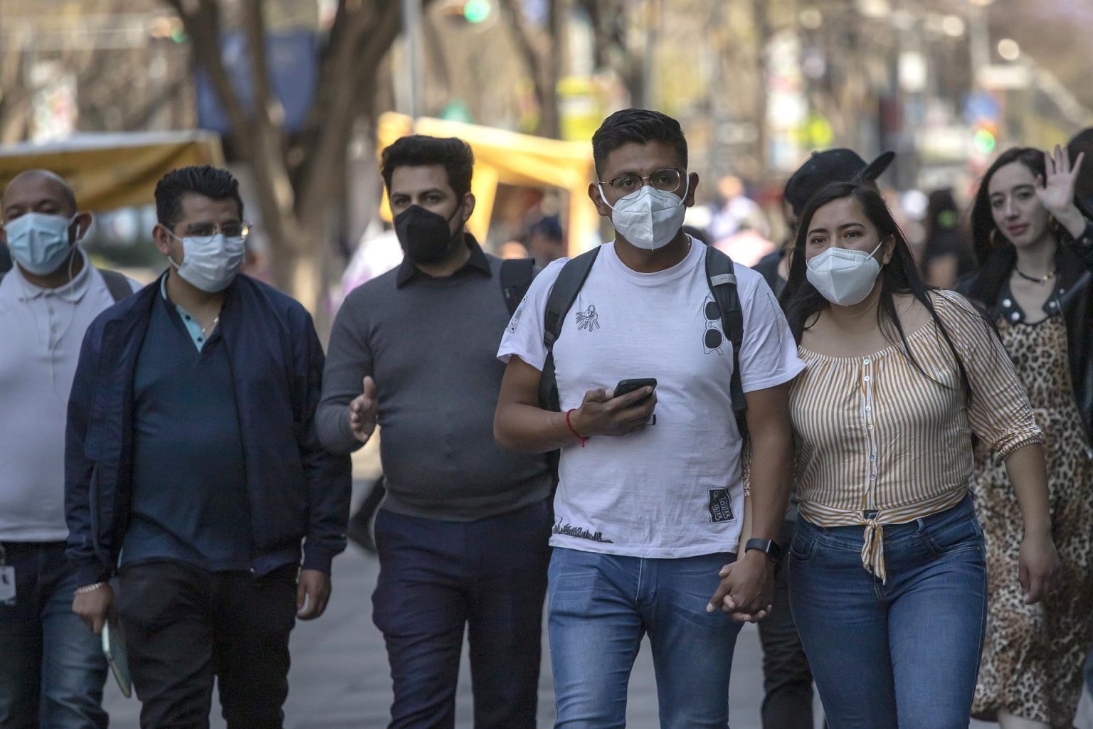 Personas con mascarillas caminan por el centro histórico de la Ciudad de México (México). Imagen de archivo. EFE/Isaac Esquivel