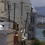 Fotografía donde se aprecia el estado del tendido eléctrico en una calle del Viejo San Juan, el casco histórico de San Juan de Puerto Rico. Imagen de archivo. EFE/ Thais Llorca