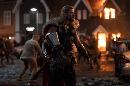 Fotograma cedido por Marvel Studios donde aparece Chris Hemsworth como Thor, durante una escena de la película "Thor: Love and Thunder", la cuarta película sobre el vikingo más famoso de la franquicia de superhéroes que se estrena este viernes. EFE/Jasin Boland/Marvel Studios /SOLO USO EDITORIAL /NO VENTAS /SOLO DISPONIBLE PARA ILUSTRAR LA NOTICIA QUE ACOMPAÑA /CRÉDITO OBLIGATORIO