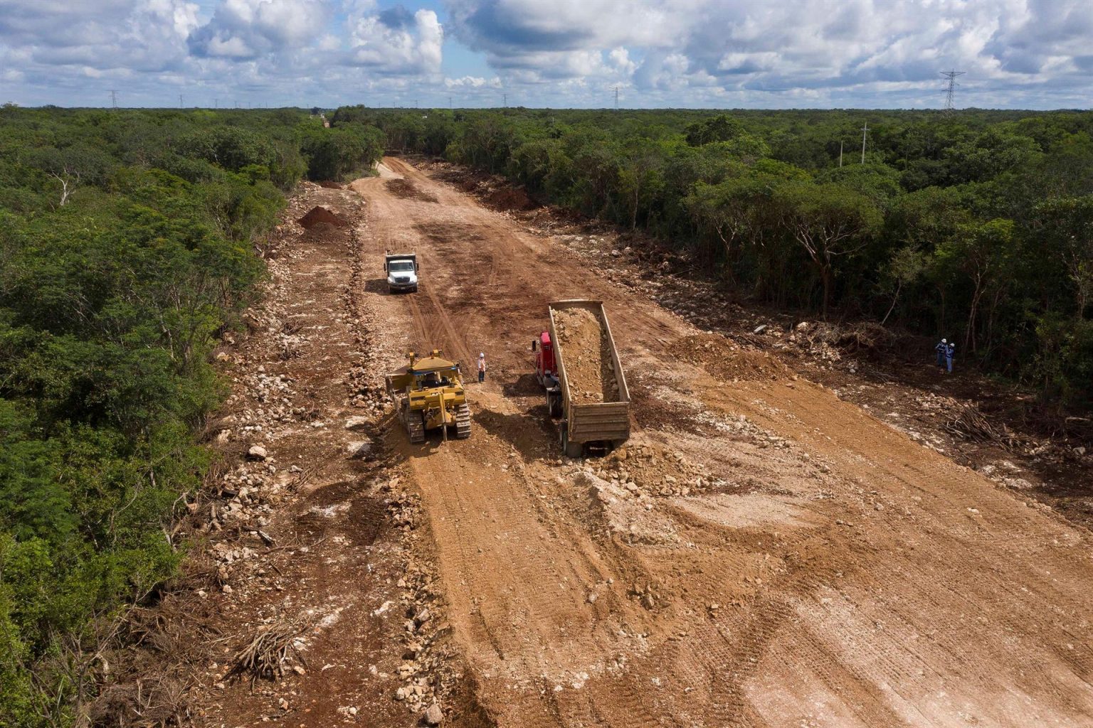 Trabajadores laboran en la construcción del Tren Maya, en el municipio de Maxcanú, en el estado de Yucatán (México). Imagen de archivo. EFE/ Cuauhtémoc Moreno