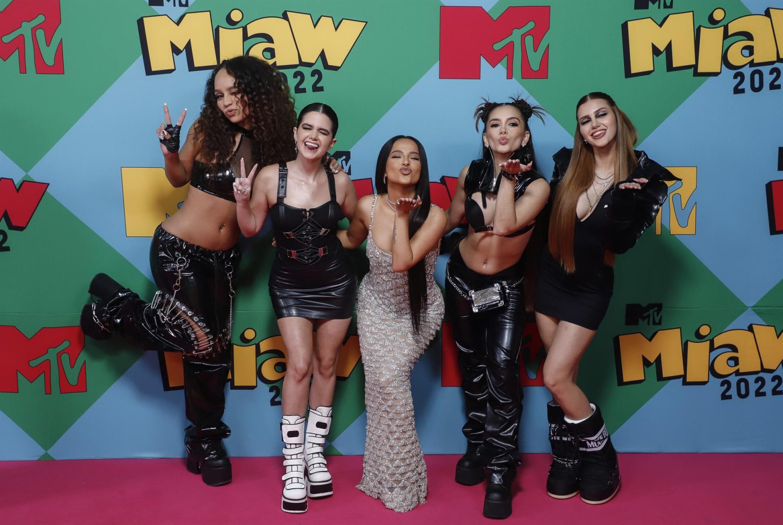 La cantante Becky G (c) posa junto a sus amigas en la alfombra rosa de los premios MTV Miaw 2022, celebrados hoy, en la Ciudad de México (México). EFE/ Isaac Esquivel