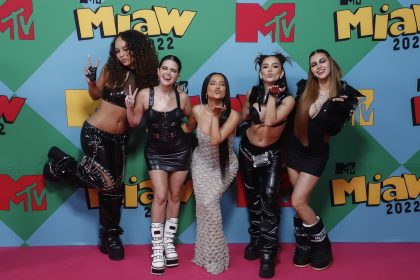 La cantante Becky G (c) posa junto a sus amigas en la alfombra rosa de los premios MTV Miaw 2022, celebrados hoy, en la Ciudad de México (México). EFE/ Isaac Esquivel