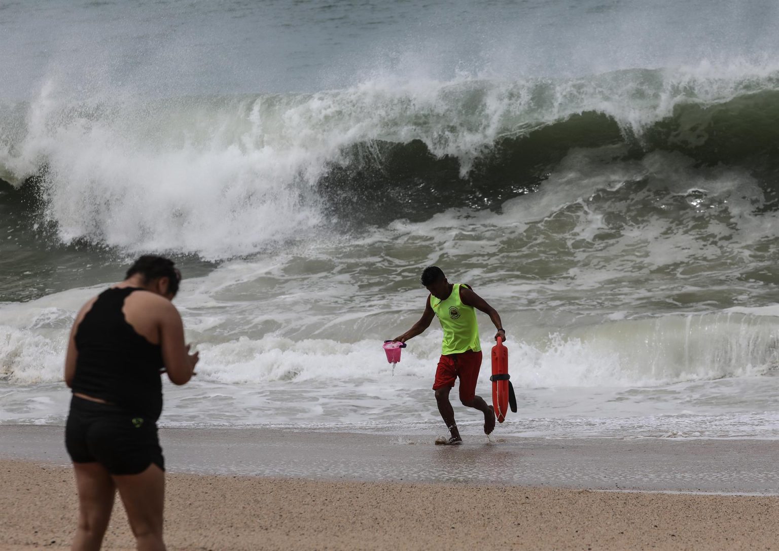 Fotografía del alto oleaje en playas de Acapulco, en el estado de Guerrero (México). Imagen de archivo. EFE/David Guzmán