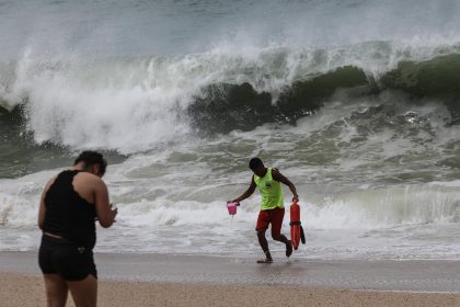 Fotografía del alto oleaje en playas de Acapulco, en el estado de Guerrero (México). Imagen de archivo. EFE/David Guzmán