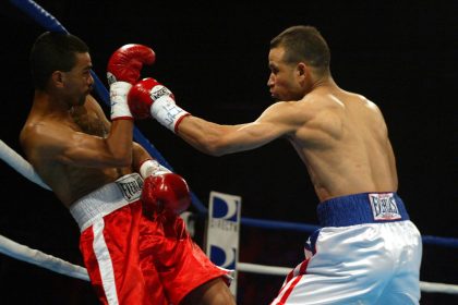 Fotografía de archivo donde aparece Eric Morel (d) mientras ataca a Jesús Rojas durante la pelea por el Campeonato Nabo Junior Gallo (115 libras) en el Coliseo Mario Quijote Morales en Guaynabo Puerto Rico. EFE/Sol Lopez.