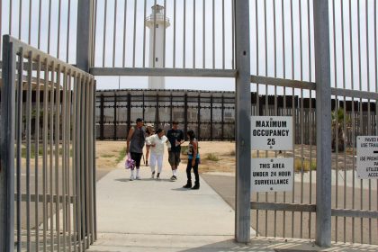 Fotografía sin fecha cedida por la organización Amigos del Parque de la Amistad donde se aprecia a unas personas mientras salen de la puerta peatona en el muro secundario del Parque de la Amistad (terminado en 2011) en la frontera de San Ysidro en San Diego, California. EFE/Amigos del Parque de la Amistad /SOLO USO EDITORIAL /NO VENTAS /SOLO DISPONIBLE PARA ILUSTRAR LA NOTICIA QUE ACOMPAÑA /CRÉDITO OBLIGATORIO