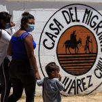 Fotografía de archivo de migrantes que llegan al albergue “Esperanza para todos”, el 27 de mayo de 2022 en Ciudad Juárez (México). EFE/Luis Torres