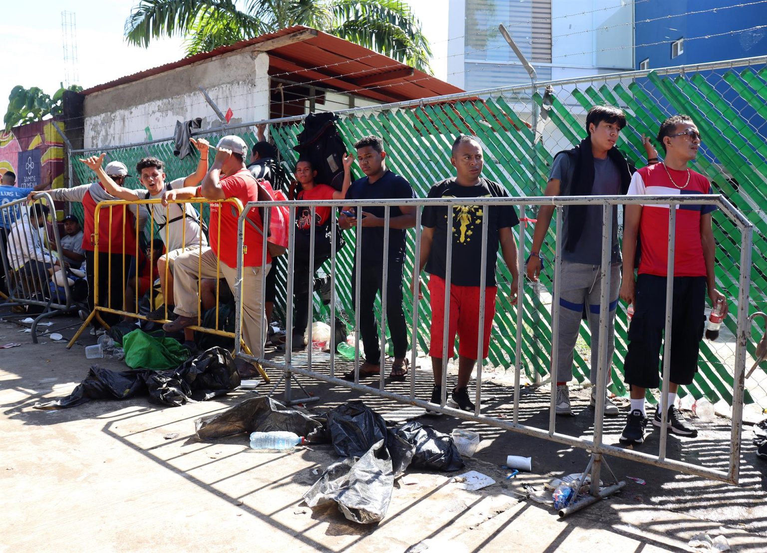 Migrantes permanecen en un campamento temporal hoy, en Tapachula (México). EFE/ Juan Manuel Blanco