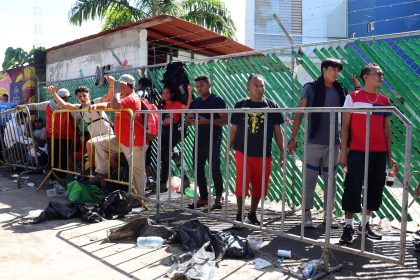 Migrantes permanecen en un campamento temporal hoy, en Tapachula (México). EFE/ Juan Manuel Blanco