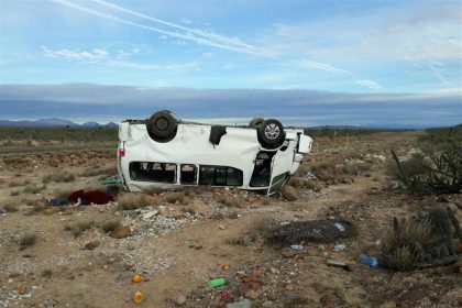 Fotografía de archivo de una camioneta volteada tras un accidente. EFE/ Manuel Pérez