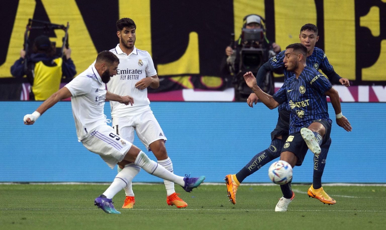 El delantero del Real Madrid Karim Benzema (izq.), remata a portería ante el defensa del Club América Luis Fuentes (der.), durante la primera parte de su amistoso de fútbol, en el Oracle Park, en San Francisco, California, EE.UU., 26 de julio de 2022. EFE/EPA/D. ross cameron