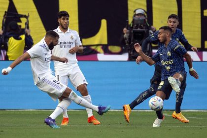 El delantero del Real Madrid Karim Benzema (izq.), remata a portería ante el defensa del Club América Luis Fuentes (der.), durante la primera parte de su amistoso de fútbol, en el Oracle Park, en San Francisco, California, EE.UU., 26 de julio de 2022. EFE/EPA/D. ross cameron