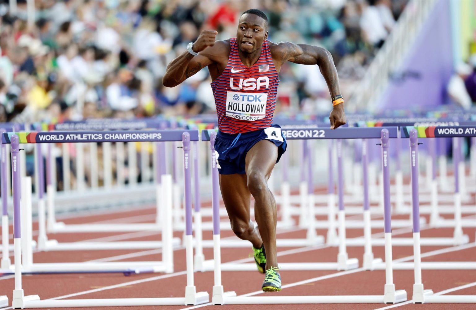 El estadounidense Grant Holloway gana la final masculina de 110 m vallas en el Campeonato Mundial de Atletismo Oregon22 en el Hayward Field de Eugene, Oregon, EE.UU. EFE/EPA/John G. Mabanglo