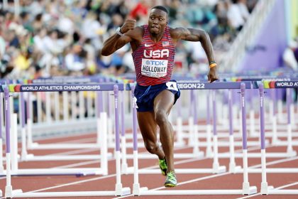 El estadounidense Grant Holloway gana la final masculina de 110 m vallas en el Campeonato Mundial de Atletismo Oregon22 en el Hayward Field de Eugene, Oregon, EE.UU. EFE/EPA/John G. Mabanglo