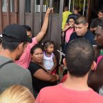 Fotografía de archivo de migrantes cubanos que se concentran a las afueras de la Comisión Mexicana de Ayuda a Refugiados (Comar) para solicitar refugio, en Tapachula, en el sur de Chiapas (México).EFE/José Torres