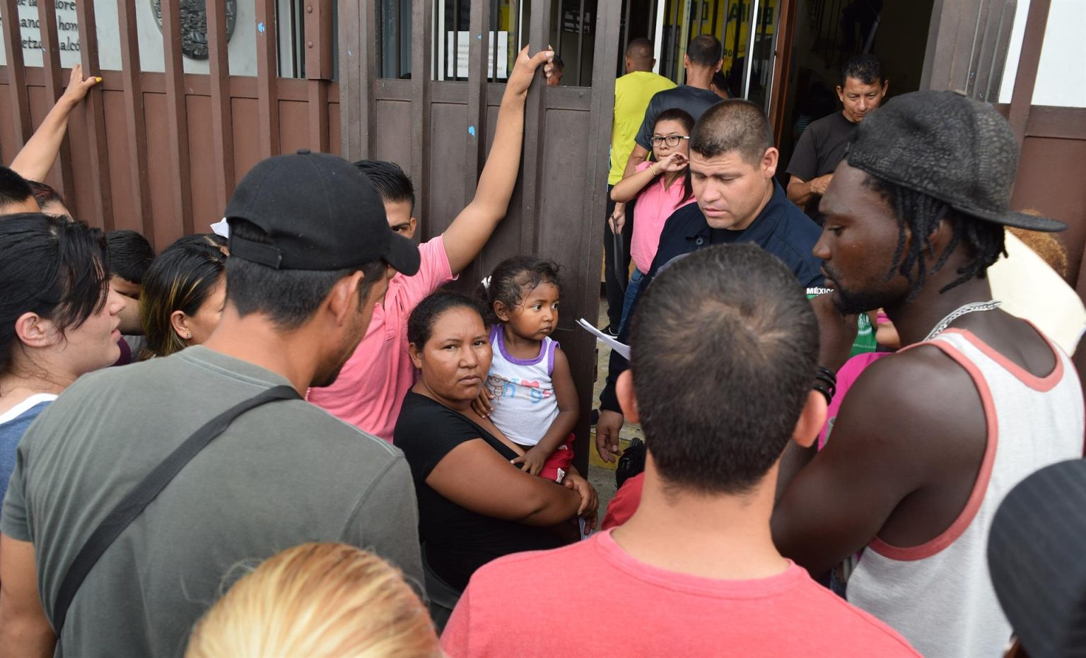 Fotografía de archivo de migrantes cubanos que se concentran a las afueras de la Comisión Mexicana de Ayuda a Refugiados (Comar) para solicitar refugio, en Tapachula, en el sur de Chiapas (México).EFE/José Torres