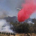Un avión de ataque aéreo arroja su carga de retardante sobre el Incendio Oak en Midpines, California. EFE/EPA/PETER DA SILVA