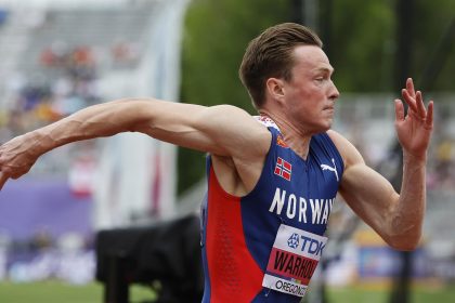 El atleta noruego Karsten Warholm fue registrado este sábado, durante una prueba eliminatoria de los 400 metros con vallas de los Campeonatos Mundiales de Atletismo, en el estadio Hayward Field, en Eugene (Oregon, EE.UU.). EFE/John G. Mabanglo