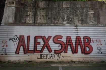 Fotografía de archivo que muestra un grafiti que pide la libertad de Álex Saab. EFE/ Rayner Peña R