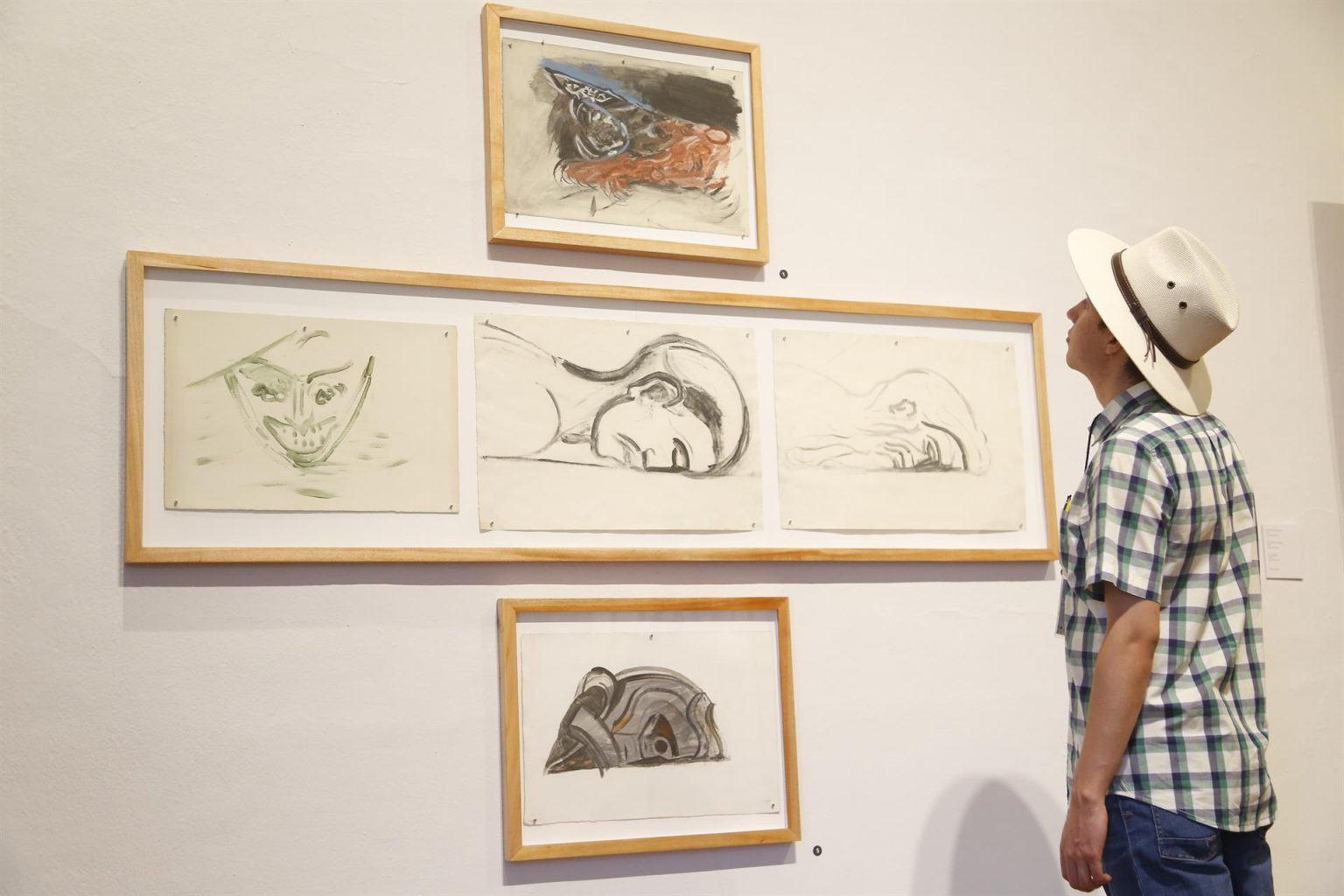 Una persona observa obras de la muestra "Anteproyectos de José Clemente Orozco" hoy, en el Museo Cabañas de la ciudad Guadalajara, Jalisco (México). EFE/ Francisco Guasco